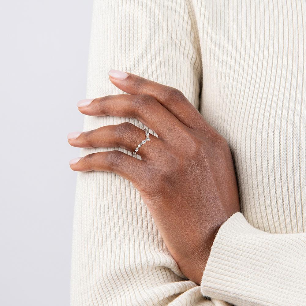 la Broche Élégante Moissanite Wedding Band - Image 3