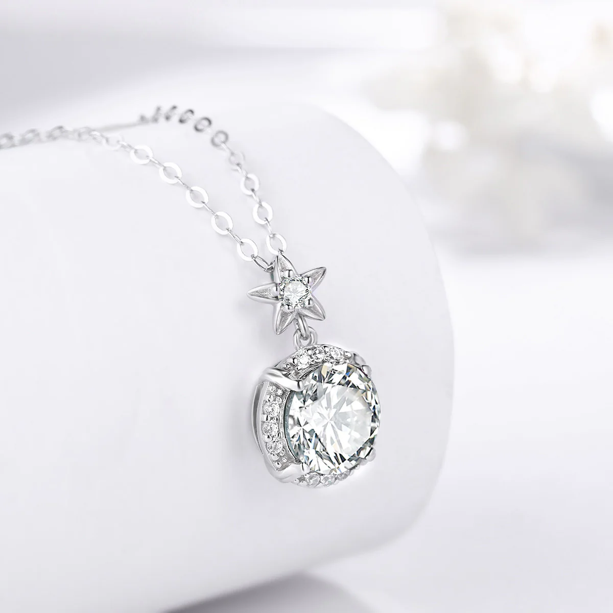 l'Amulette Sinueuse Moissanite pendant (14k Solid Gold) - Image 3