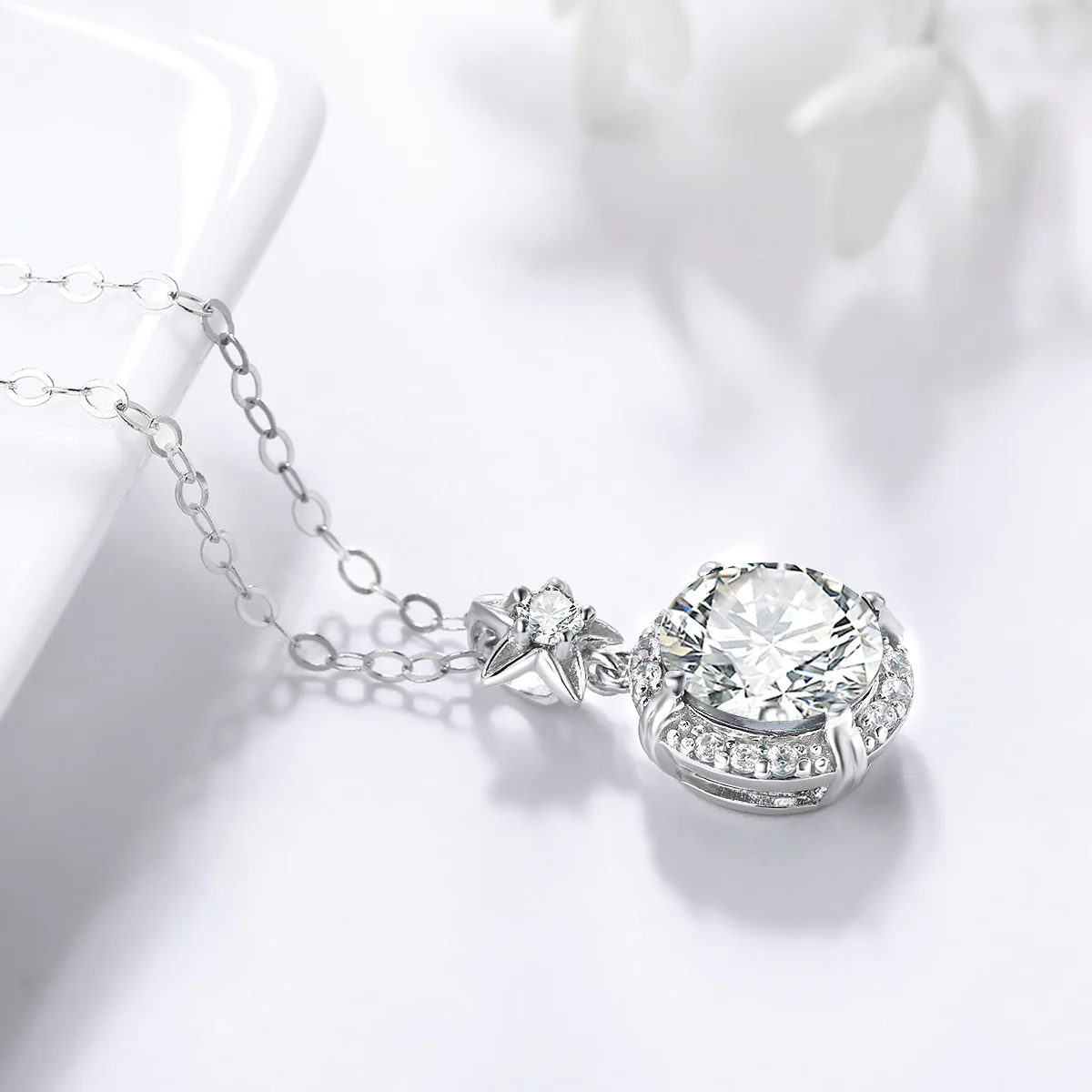 l'Amulette Sinueuse Moissanite pendant (14k Solid Gold) - Image 4